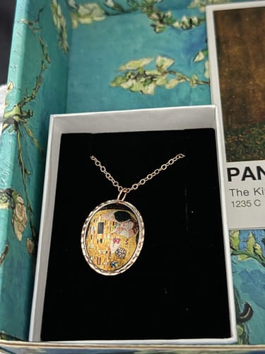 Customer photo review of Gustav Klimt The Kiss Öpücük Tablo Tasarım Kolye