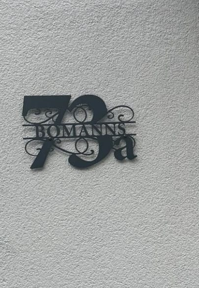 Customer photo review of Hausnummer-Türschild Ornamental Style mit Familiennamen (personalisierbar)