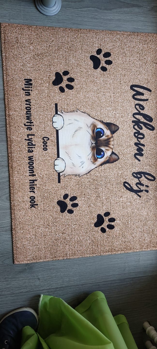 Customer photo review of Welkom bij nieuwsgierige katten - Gepersonaliseerde deurmat