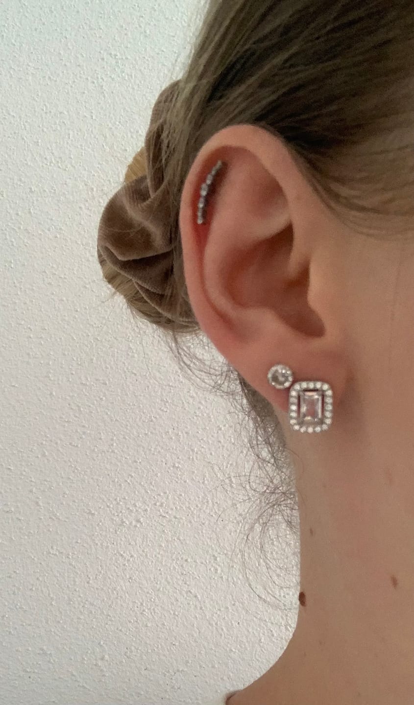Customer photo review of Viviene Ohrstecker | 18K vergoldet
