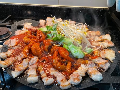 Customer photo review of 불맛가득 화끈 쭈꾸미, 추가옵션 삼겹살200g 콩나물 깻잎 쭈삼 세트 Original/Super Spicy Stir Fried Small Octopus with optional pork belly with veggies 500g