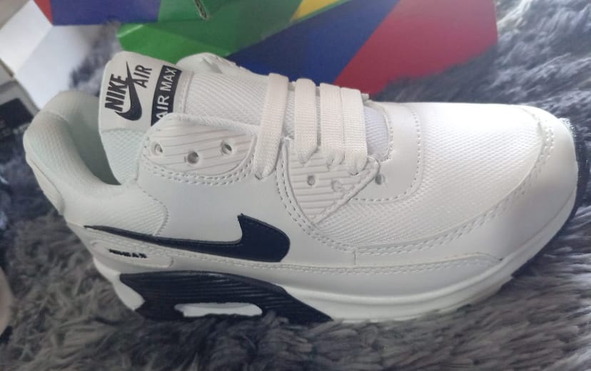 Customer photo review of Tenis Max 90 Blanco Negro
