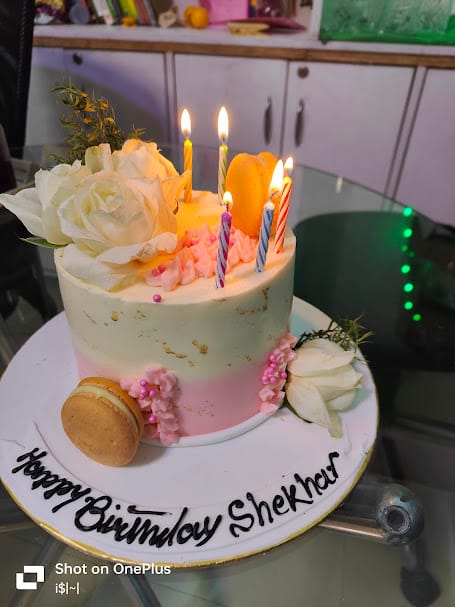 Customer photo review of Macaron Splash Cake