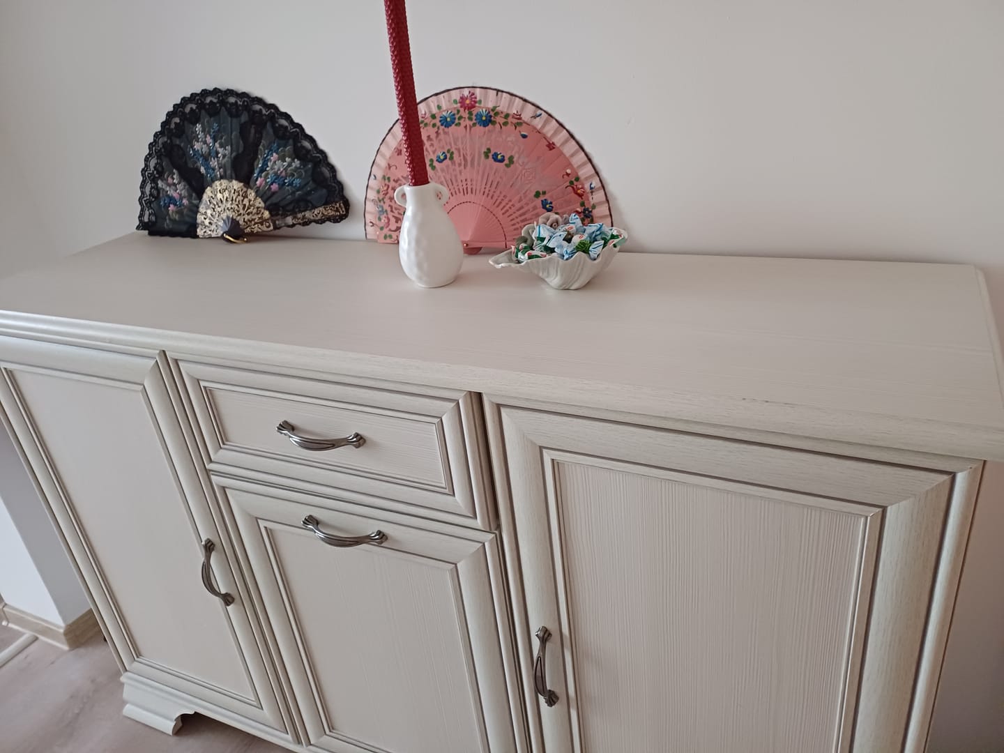 Customer photo review of Comoda Tiffany, alb vintage, PAL/MDF, 139x37x90 cm