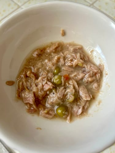 Customer photo review of Tuna Flaked With Carrot & Green Pea Recipe Dinner In Broth Adult Cat Food, 2.8-oz, Case of 12