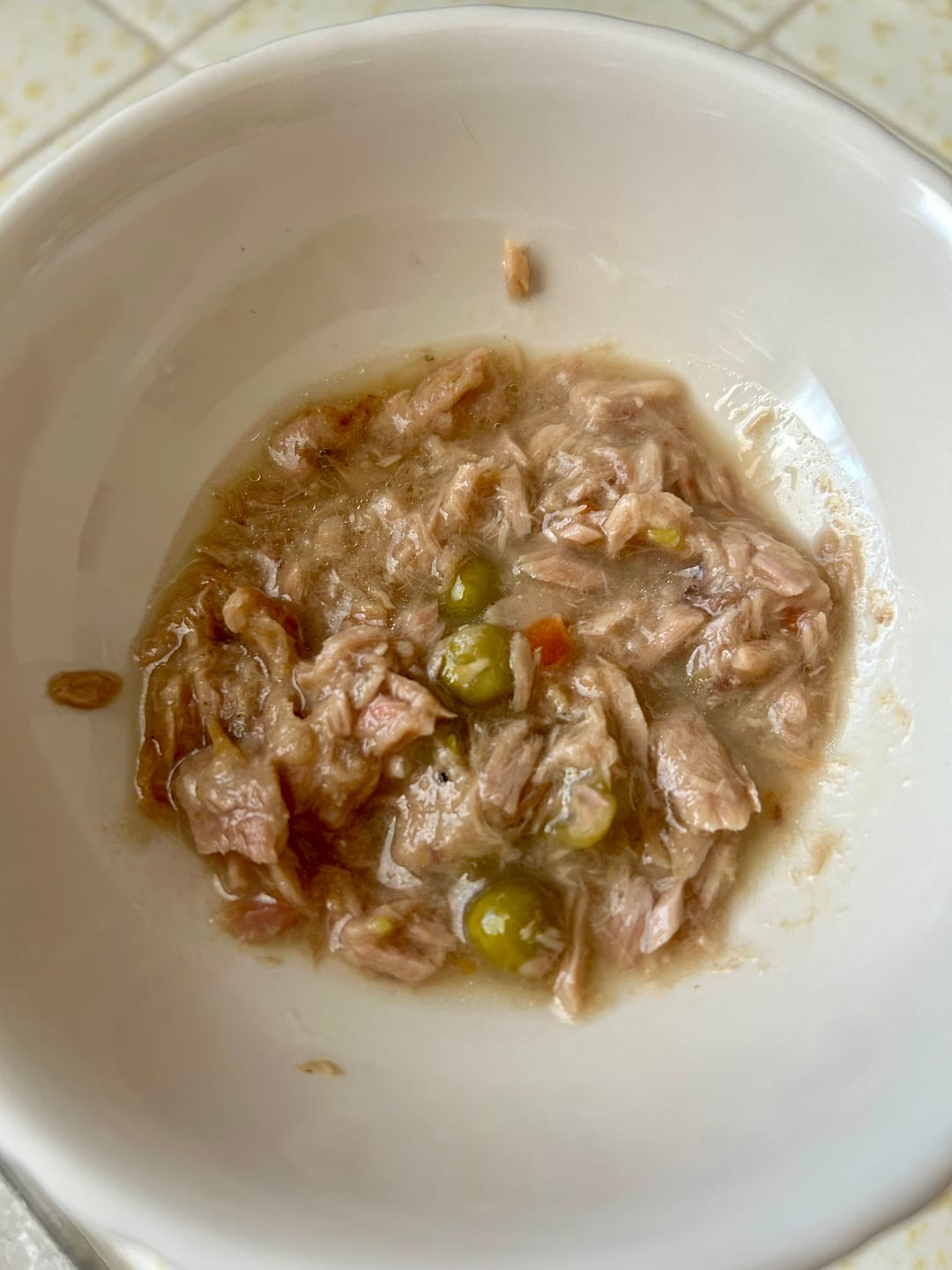 Customer photo review of Tuna Flaked With Carrot & Green Pea Recipe Dinner In Broth Adult Cat Food, 2.8-oz, Case of 12