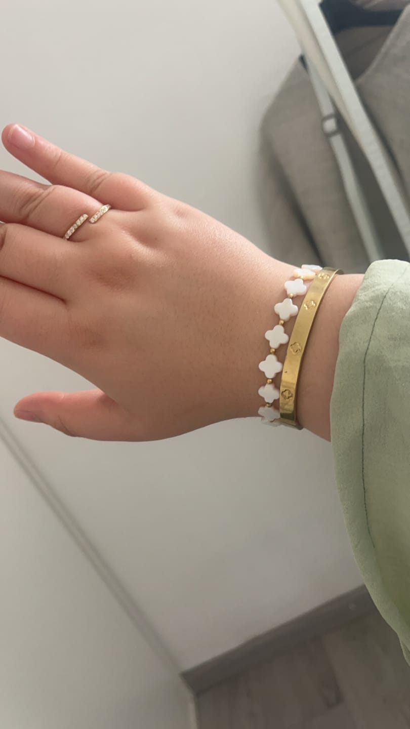 Customer photo review of White Clovers Armband | 18K vergoldet