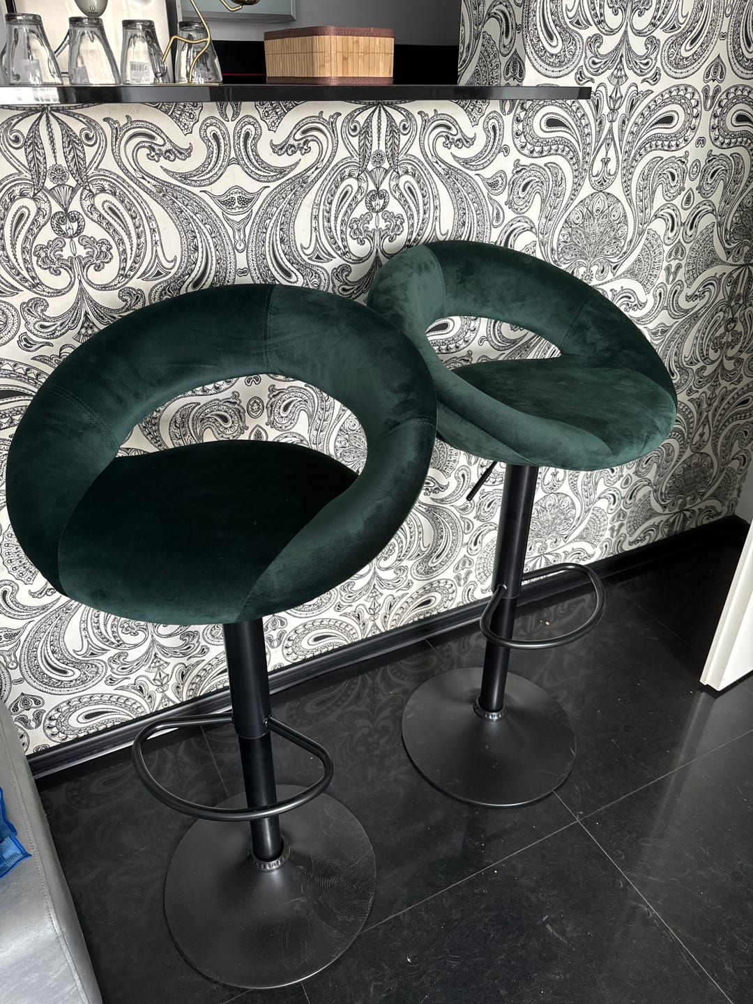 Customer photo review of Scaun bar H102, verde inchis/negru, stofa catifelata/otel, 53x48x100 cm