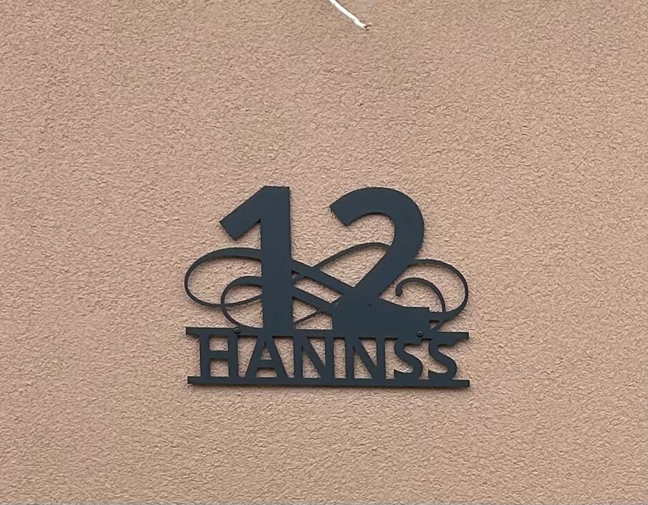 Customer photo review of Hausnummern-Türschild Ornamental Style einzeilig (personalisierbar)
