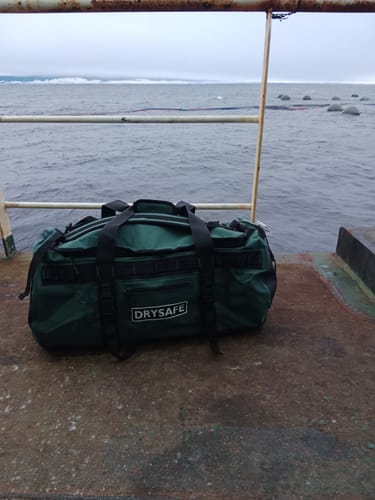 Customer photo review of Bolso Duffel Bag 80 Litros Waterproof - Drysafe - Verde Petroleo