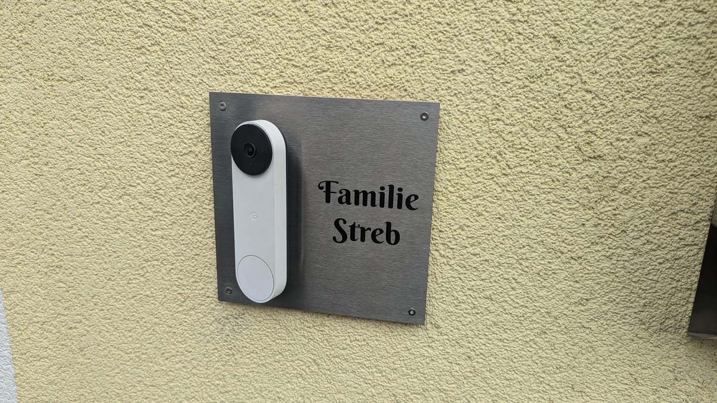 Customer photo review of Edelstahl Hausnummernschild graviert 10×10 cm, 15×15 cm oder 20×20 cm