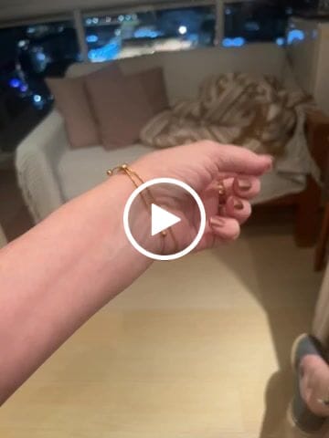 Customer video review of Pulseira Ajustável Fina Banhada em Ouro 18K