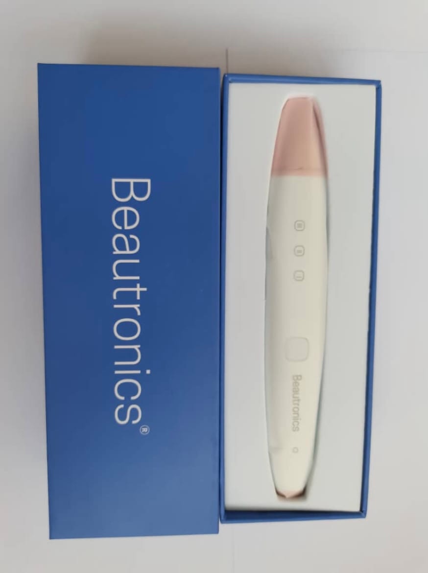 Customer photo review of Under Eye Skincare Wand