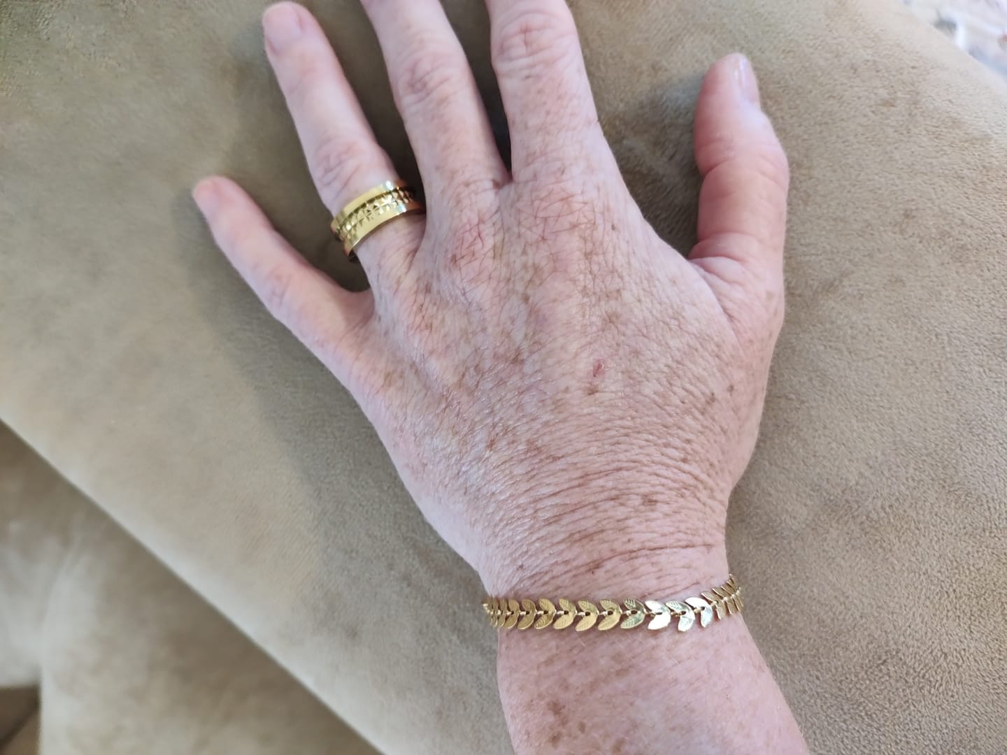 Customer photo review of Pulseira Pinhais Banhada em Ouro 18k