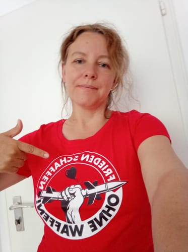 Customer photo review of PREMIUM SHIRT MÄDELS • FRIEDEN SCHAFFEN OHNE WAFFEN!