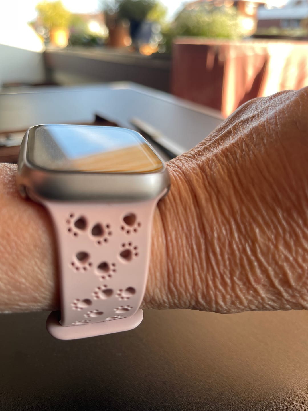 Customer photo review of Apple Watch Silikonband "Pfoten"