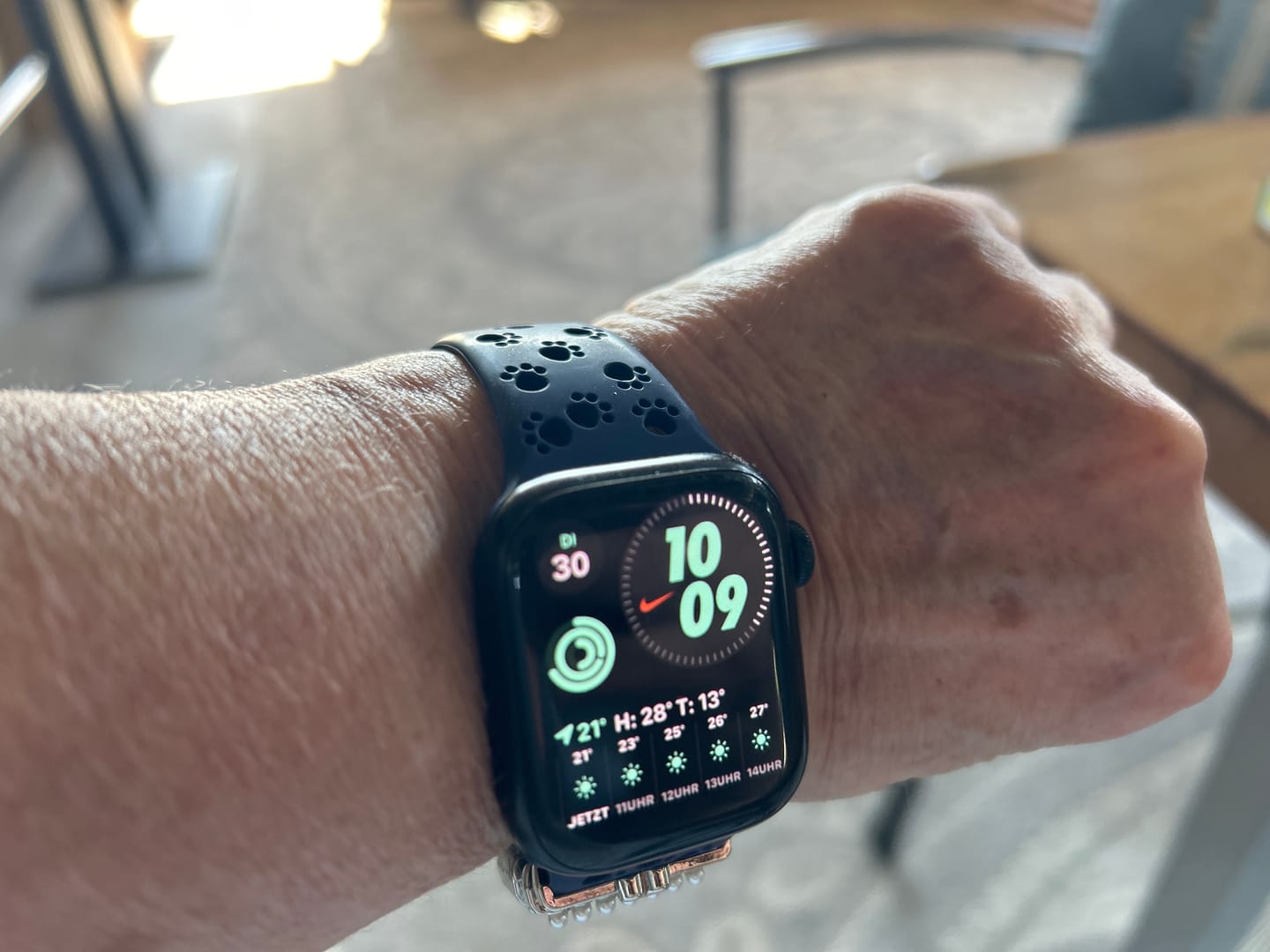 Customer photo review of Apple Watch Silikonband "Pfoten"