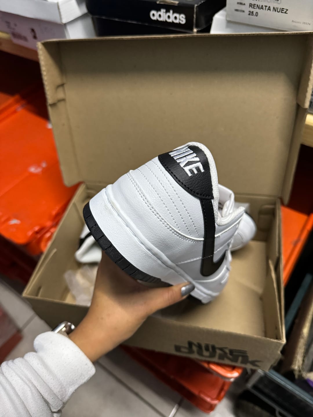 Customer photo review of Tenis Dunk Blanco Negro