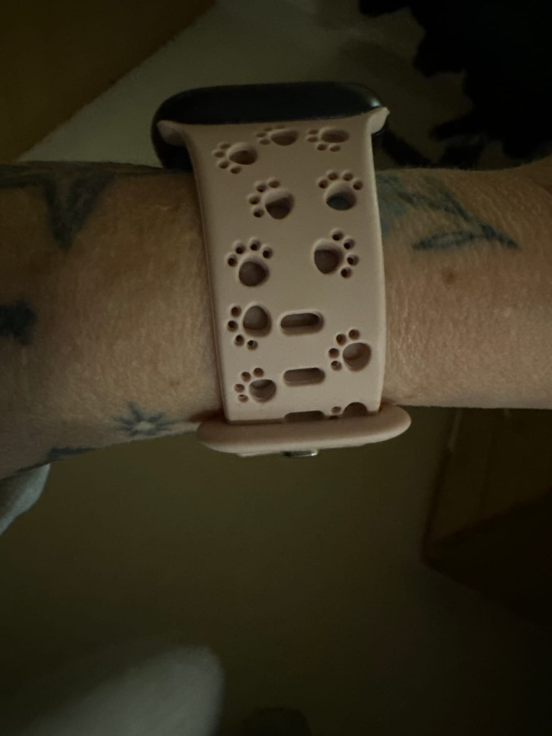 Customer photo review of Apple Watch Silikonband "Pfoten"
