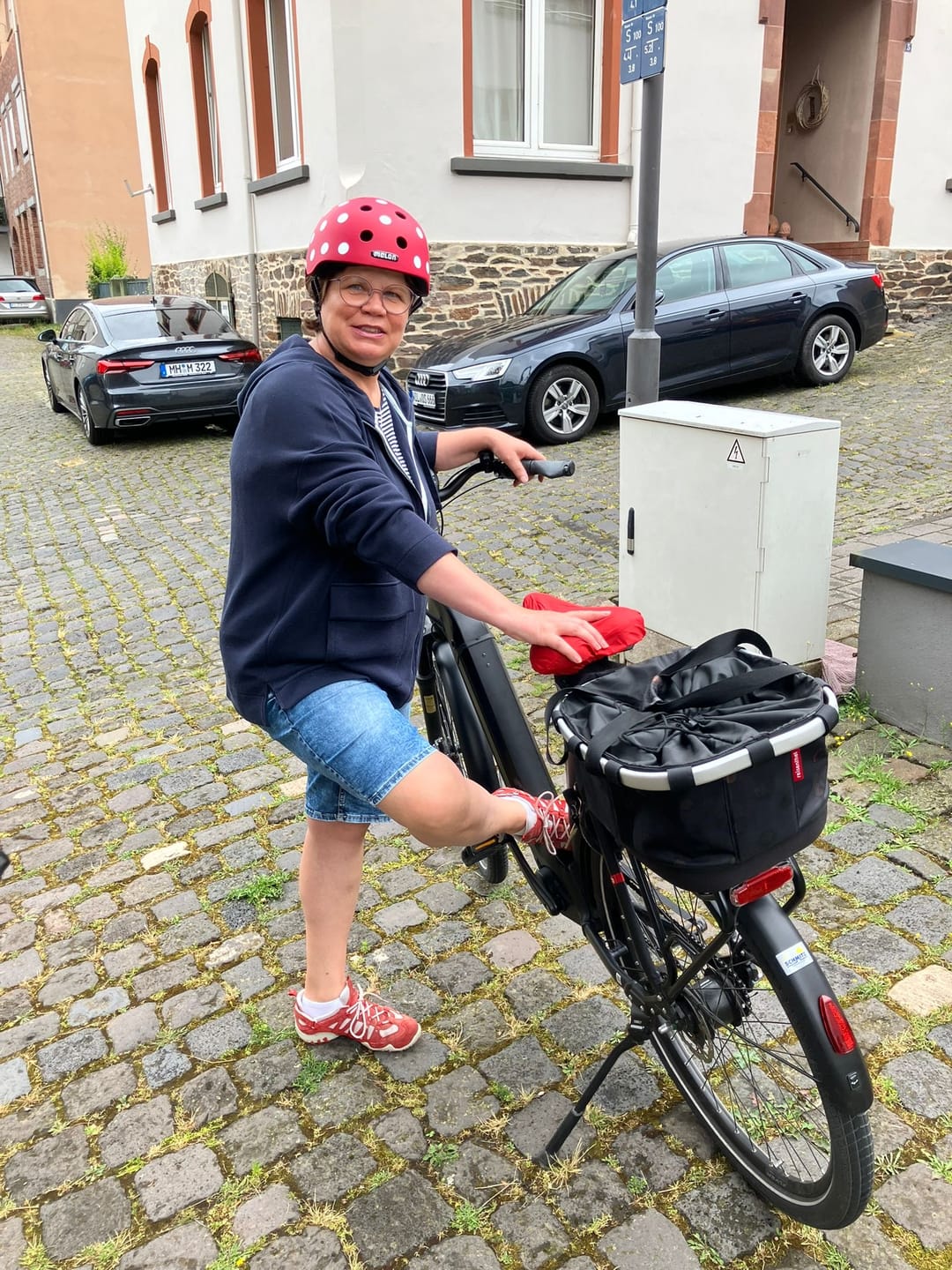 Customer photo review of Melon Bicycle Helmet Urban Active »Dotty White«
