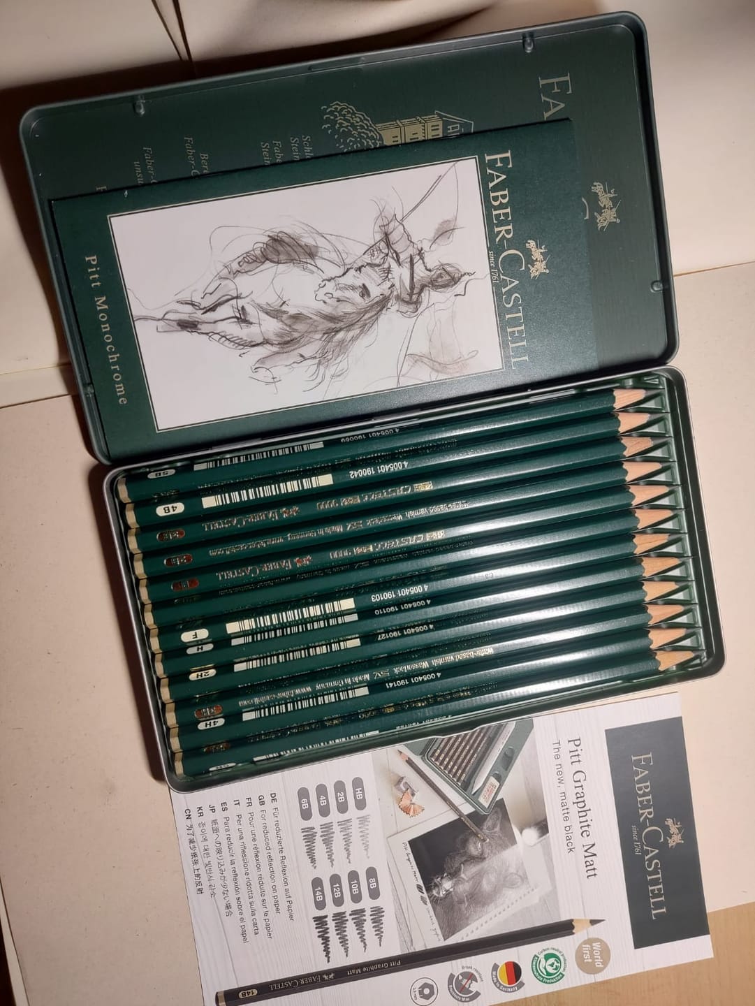 Customer photo review of Faber-Castell 9000 - Set 12 Lápices Grafito A, Diseño