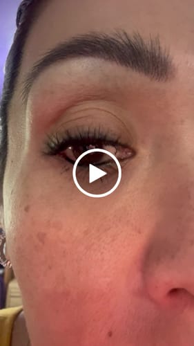 Customer video review of Suero para pestañas y cejas