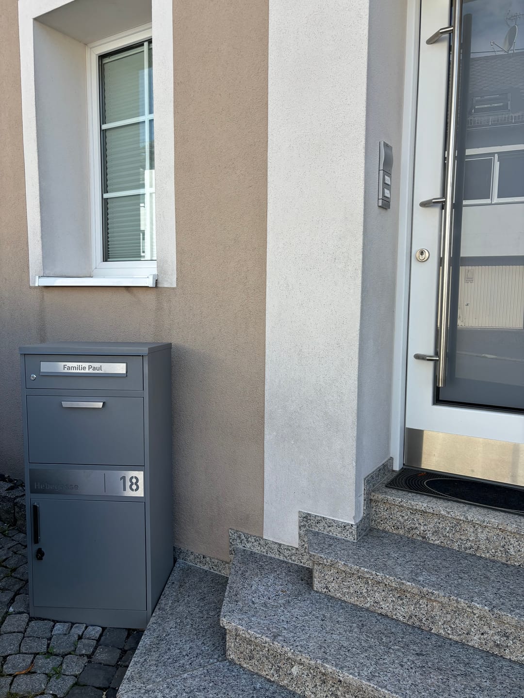 Customer photo review of AlbersDesign Stand-Paketbox PB1 Graualuminium (RAL9007) personalisiert mit Edelstahl-Schild