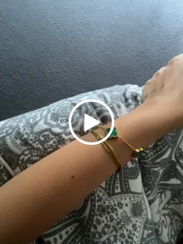 Customer video review of Green Clover Armband | 18K vergoldet