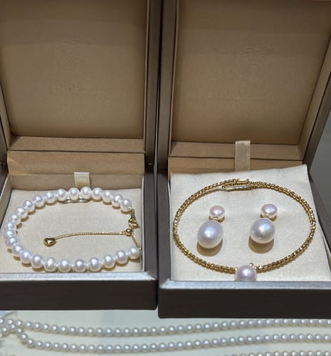 Customer photo review of Elegant 18K Solid Gold Freshwater Pearl Bracelet KB00010