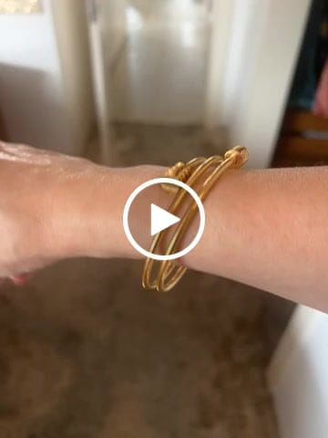Customer video review of Bracelete Espiral Tríplice Banhada em Ouro 18K