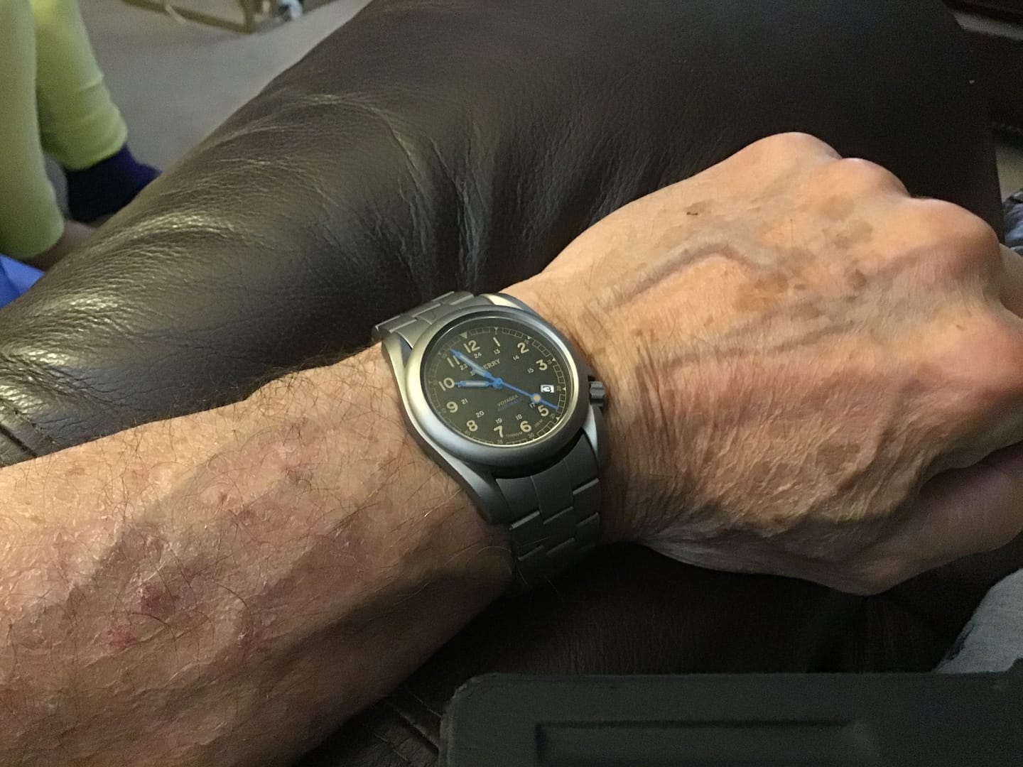 Customer photo review of VOYAGER - 100M Waterproof Titanium Automatic Field Watch | Vintage Noir-bracelet
