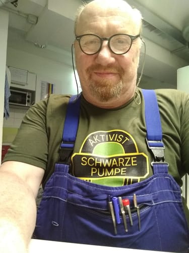 Customer photo review of PREMIUM SHIRT UNISEX • AKTIVIST SCHWARZE PUMPE