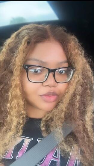 Customer photo review of Wavymy Honey Blonde Highlight Wear Go Glueless Water Wave Wig 4x6 Pre-cut Pre-plucked Bleached Knots Wig 100% Human Hair