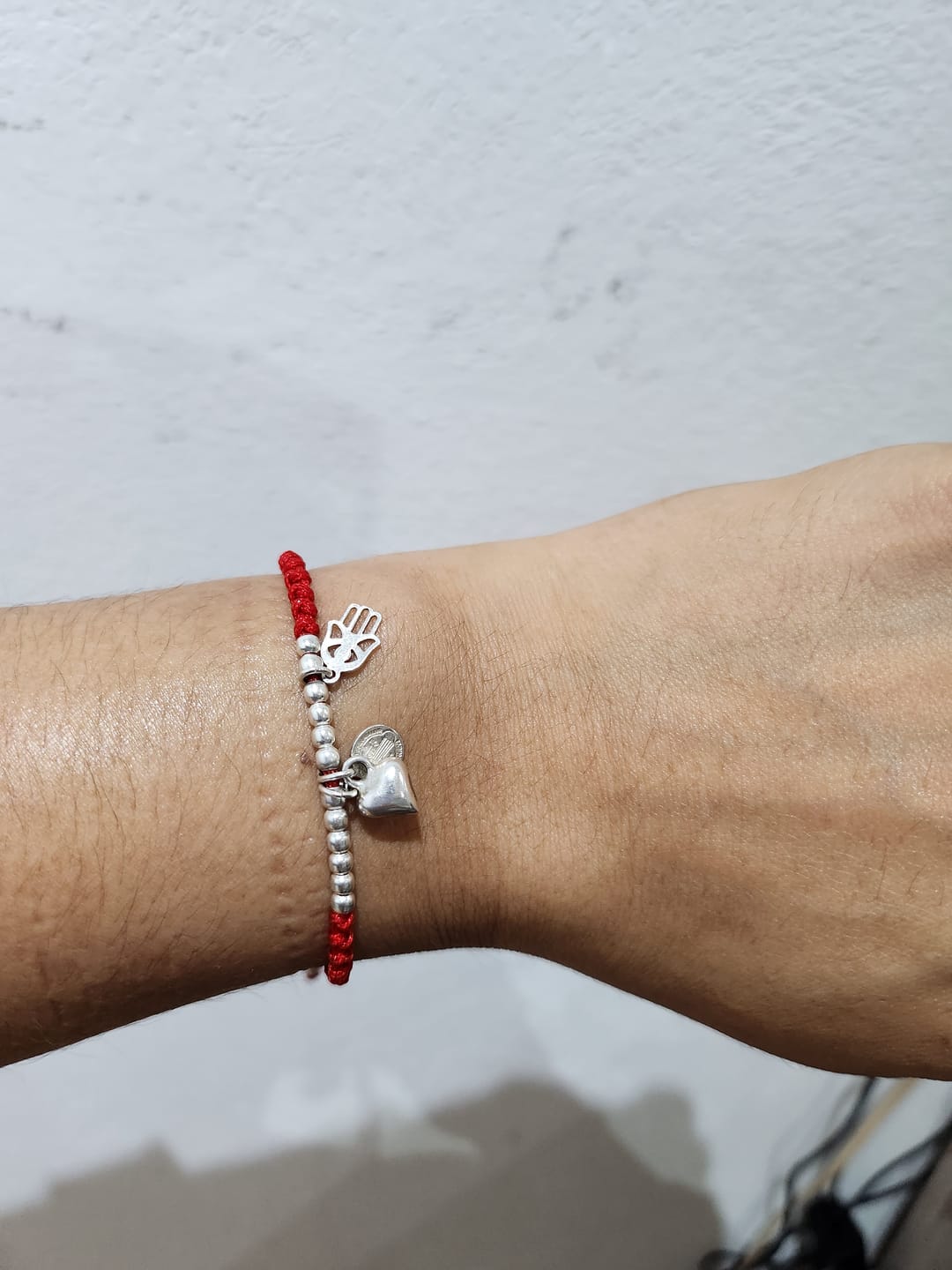 Customer photo review of Pulsera en hilo dijes