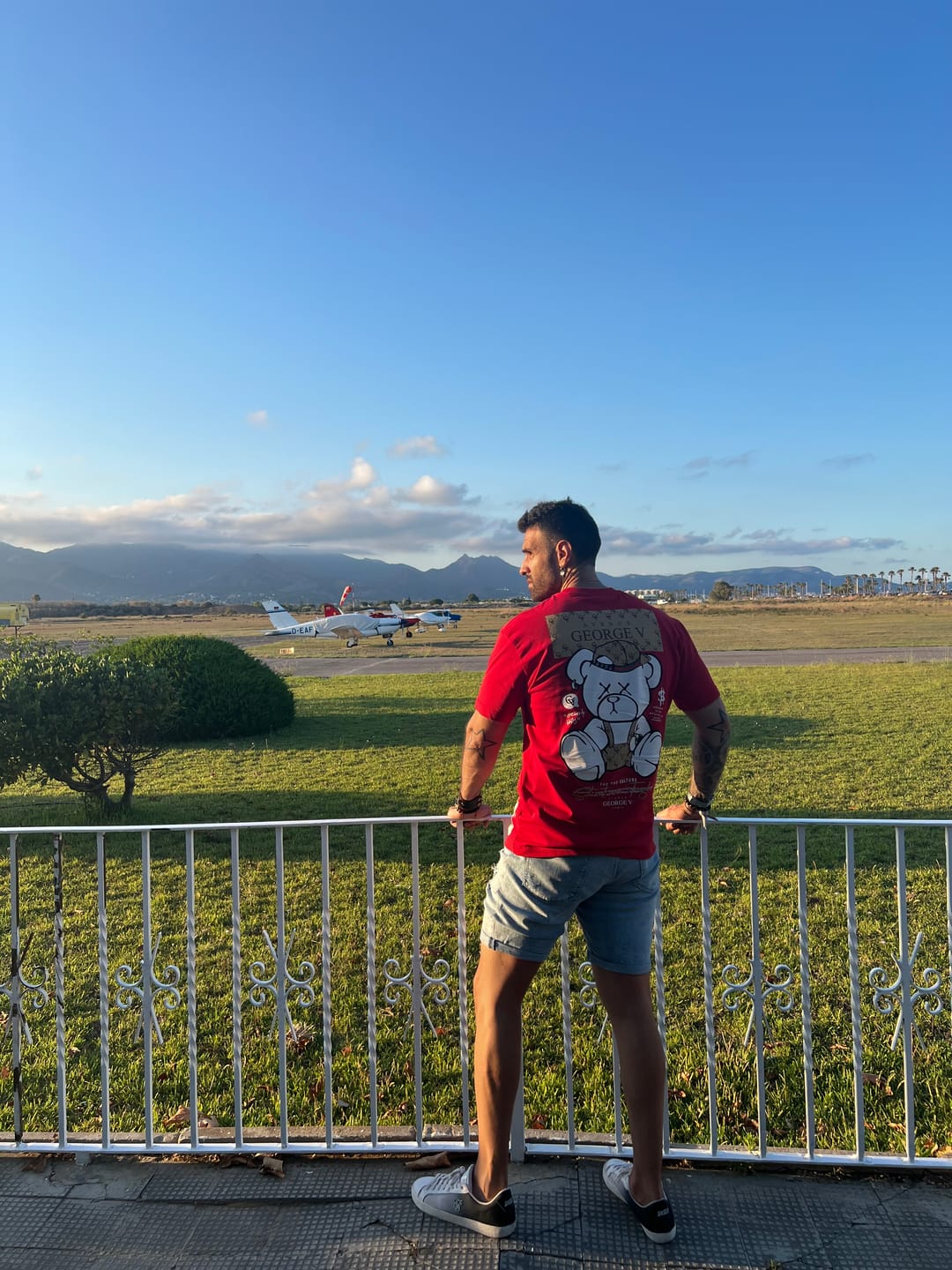 Customer photo review of CAMISETA "WELCOME TO THE RICH CLUB SOCIETY" - ROJO - AVENUE GEORGE V PARIS | GV-10041