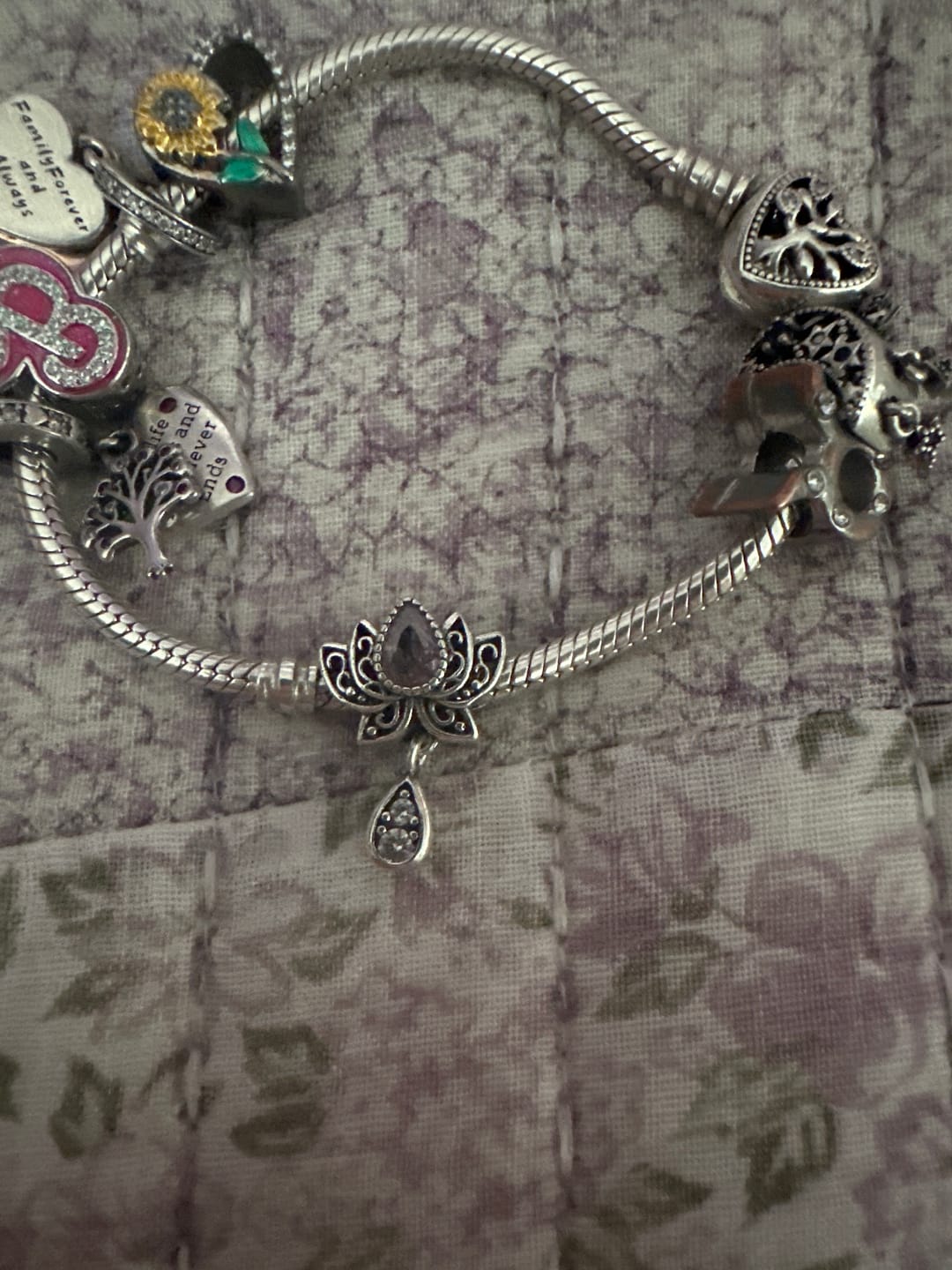 Customer photo review of Charm Flor de Loto & Gota Diamantada