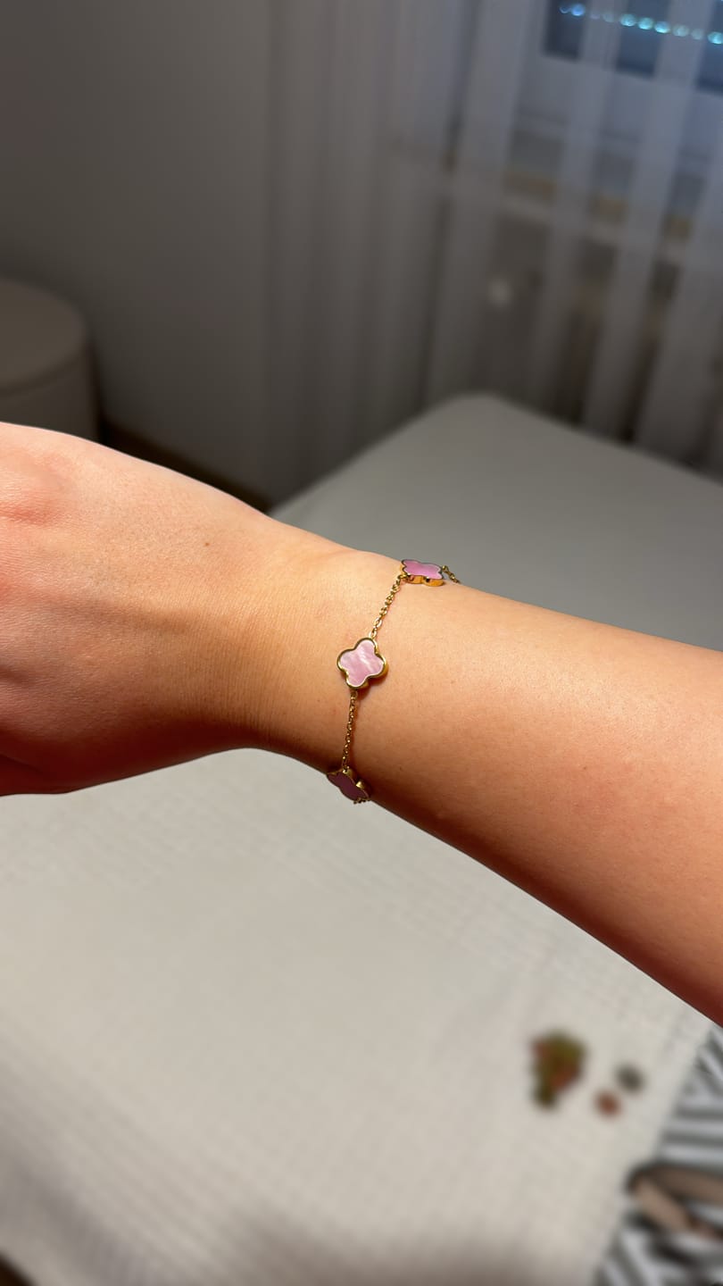 Customer photo review of Rosa Perlmutt Clover Armband | 18K vergoldet