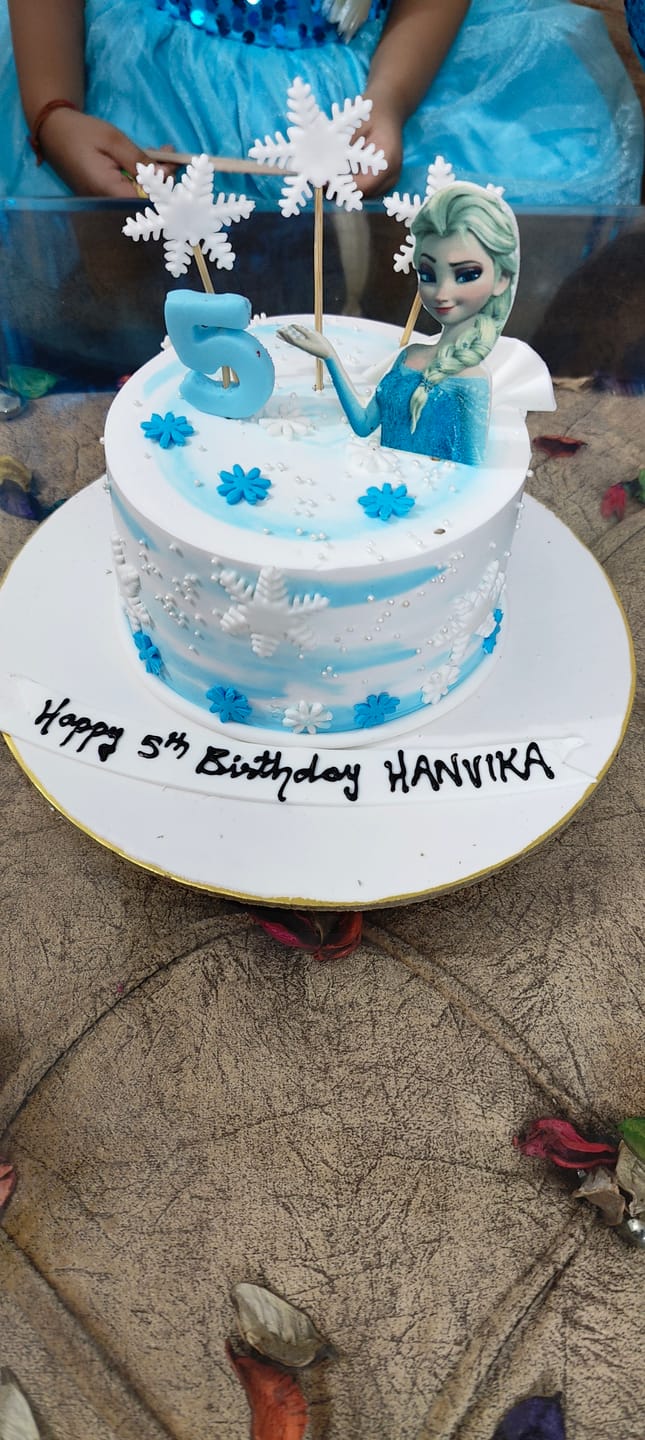 Customer photo review of Frozen Magical Cake