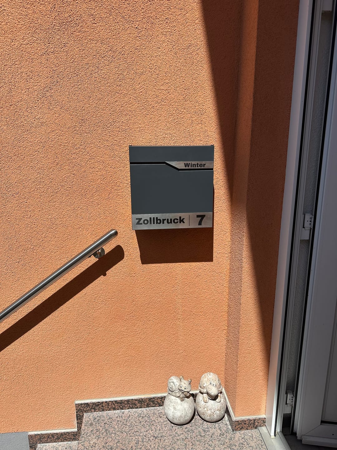 Customer photo review of Briefkasten Bochum mit Zeitungsfach – Weiß oder Anthrazit, personalisierbar