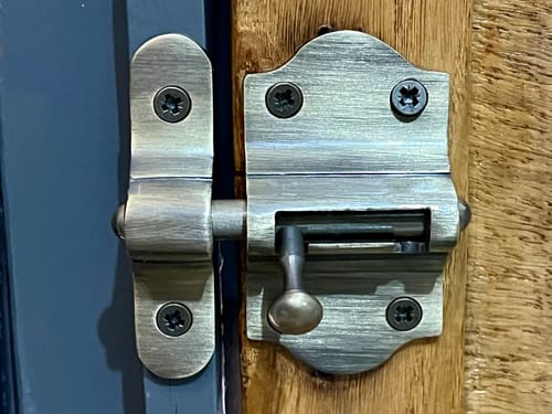 Customer photo review of Pasador de sobreponer de placa ancha fabricado en latón acabado cuero para puertas