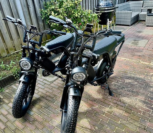 Customer photo review of Mega Deal - Ouxi V8 3.0 2024 Model - Dubbele Accu - Hydraulische Rem - Zwart + ART4 kettingslot + Achterzitje + Voetsteuntjes + Alarm + Telefoonhouder