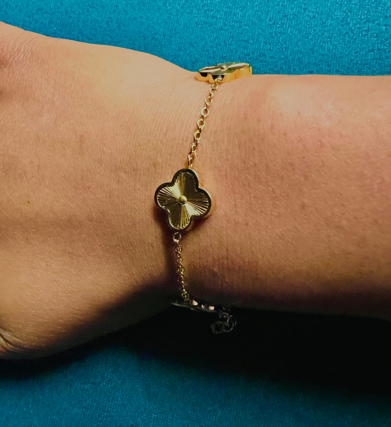 Customer photo review of Shine Clover Armband | 18K vergoldet