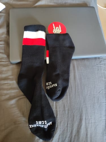 Customer photo review of Schwarze Socken, halbhoch, schwarz-weiß-rot gestreift