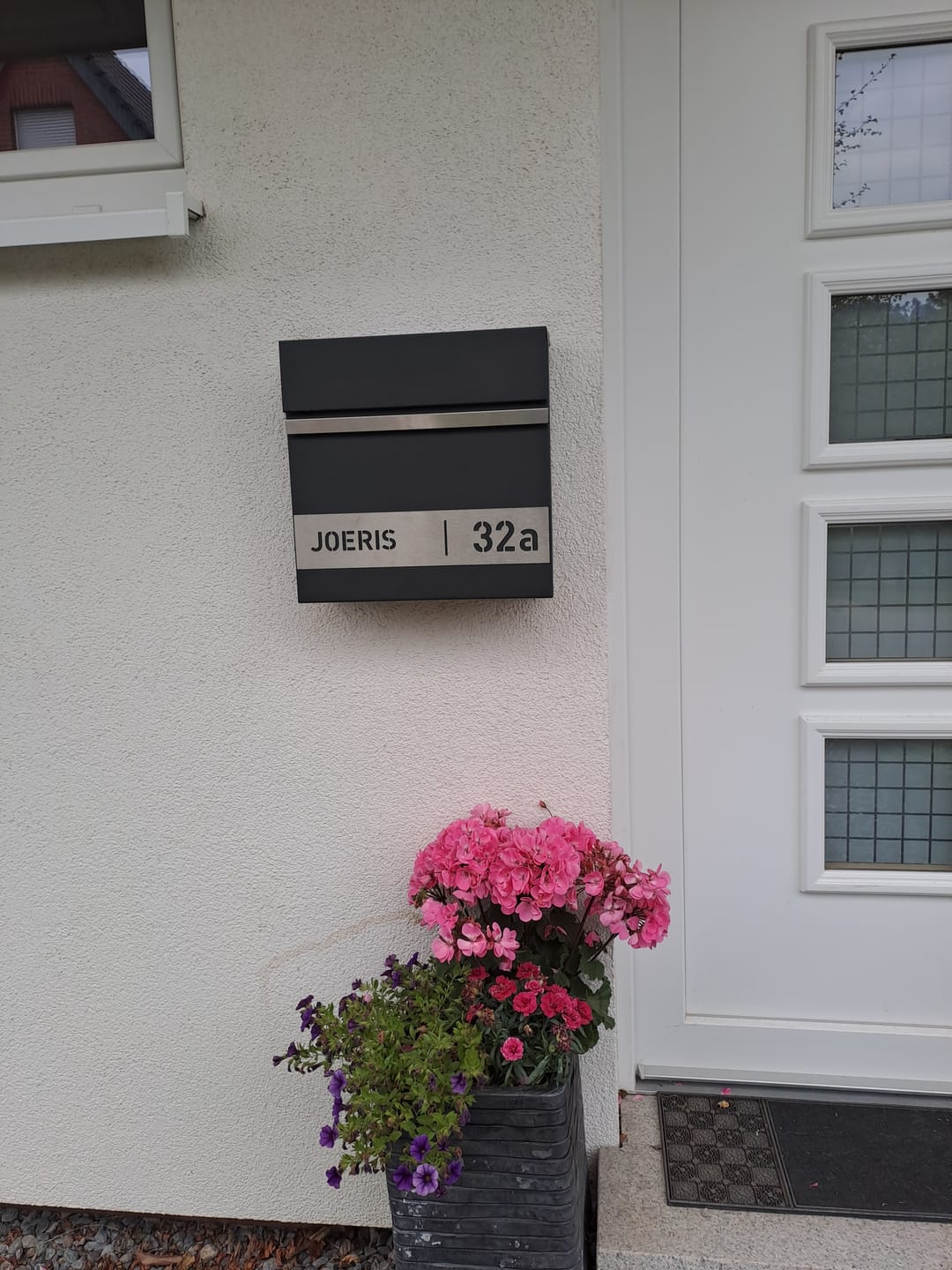 Customer photo review of AlbersDesign Briefkasten B1 Eisenglimmer (DB703) personalisiert mit Edelstahl-Schildern