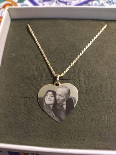Customer photo review of Collana Foto Incisa Personalizzata Cuore Maglia Corda