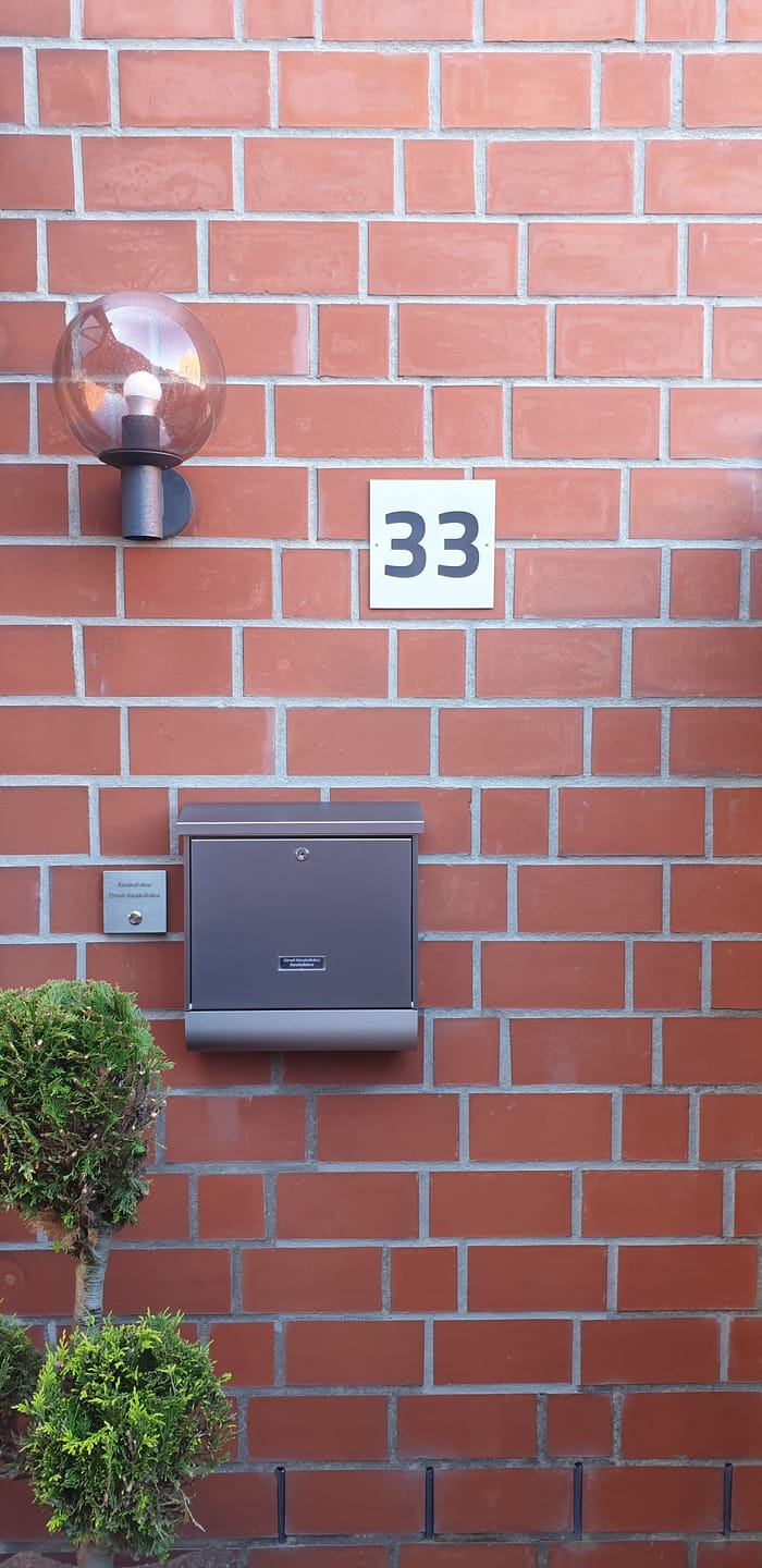 Customer photo review of Edelstahl Hausnummernschild graviert 10×10 cm, 15×15 cm oder 20×20 cm