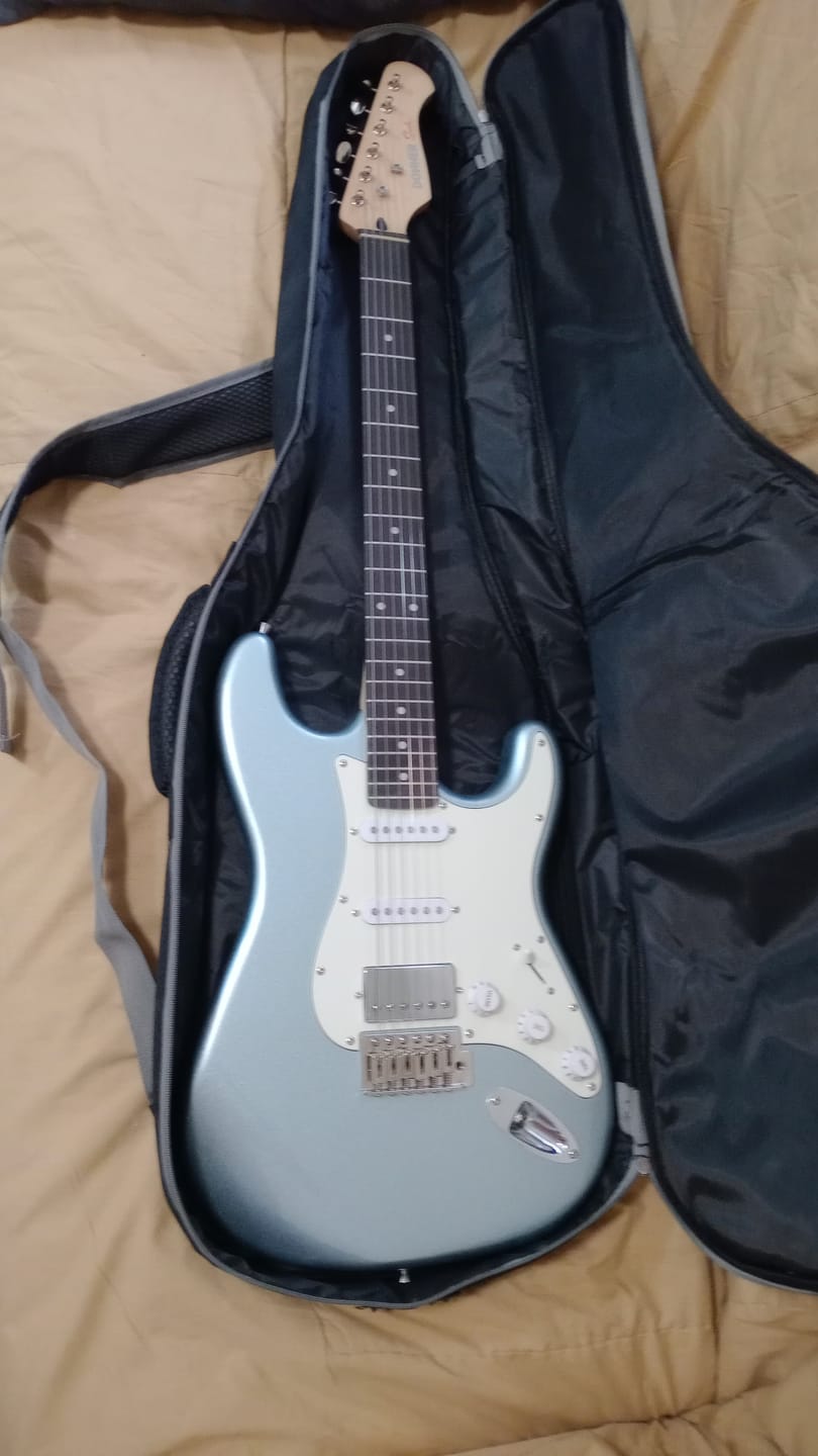 Customer photo review of Donner DST-152 Guitare électrique set débutant ST Type