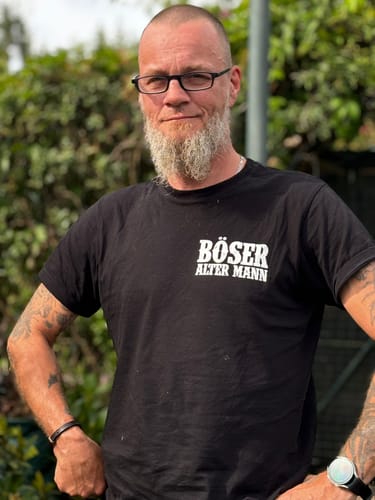 Customer photo review of Böser alter Mann  - Premium Shirt (Beidseitiger Druck)
