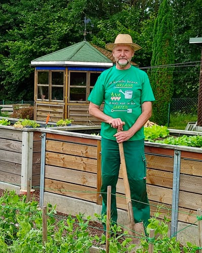 Customer photo review of Ich brauche keinen Urlaub ich muss nur in den Garten  - Herren Premiumshirt