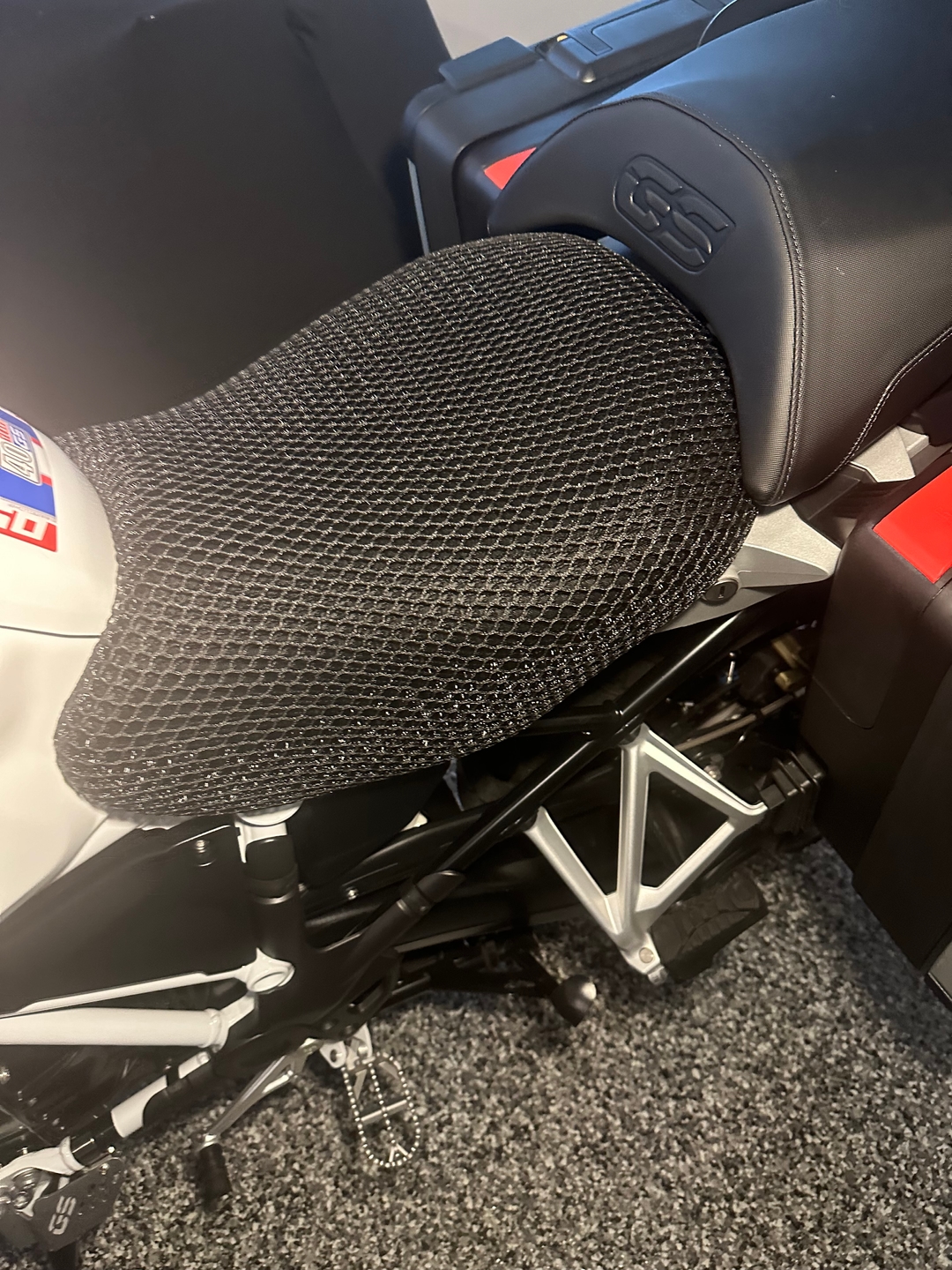 Wind Rider mesh seat cover on a BMW R 1250 RT